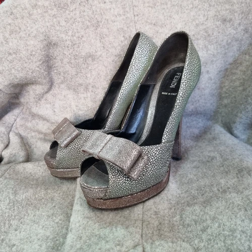 Tacchi Fendi Y2K in pelle argento plateau fiocco impreziositi 38 5EU Made in Italy