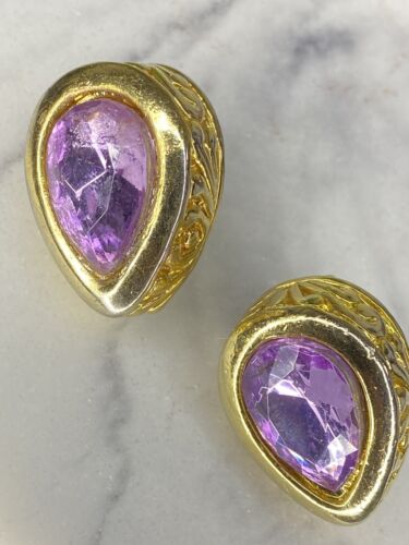 Etruscan Revival Clip Earrings Gold Tone Teardrop Purple Faceted Glass Vintage - Zdjęcie 1 z 4