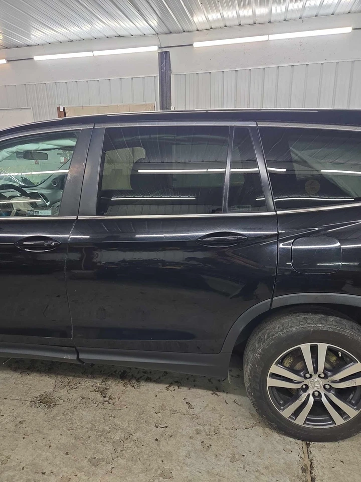 Used Rear Left Door Assembly Rear Side fits: 2017 Honda Pilot electric w/o sunsh - Imagem 2 de 4