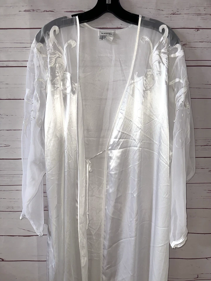 Bata larga NATORI Neiman Marcus talla M satinada con cuentas blanca vintage SIN CINTURÓN Foto 2 de 4