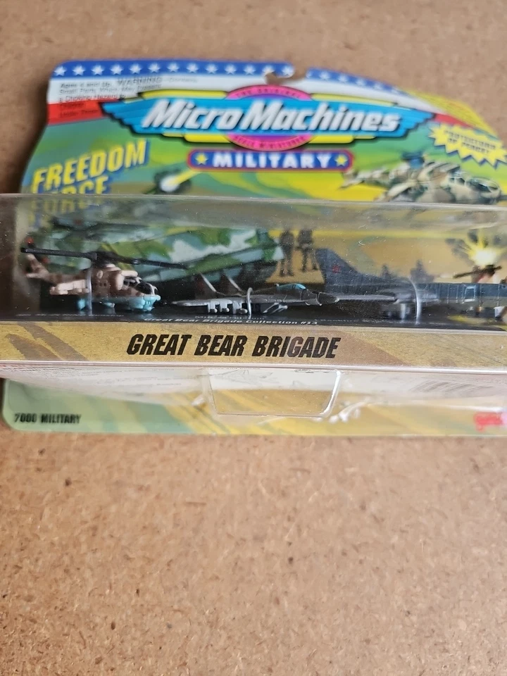 Micro Machines Military Freedom Force #13 Great Bear Brigade 1994 leitura lacrada - Imagem 3 de 4