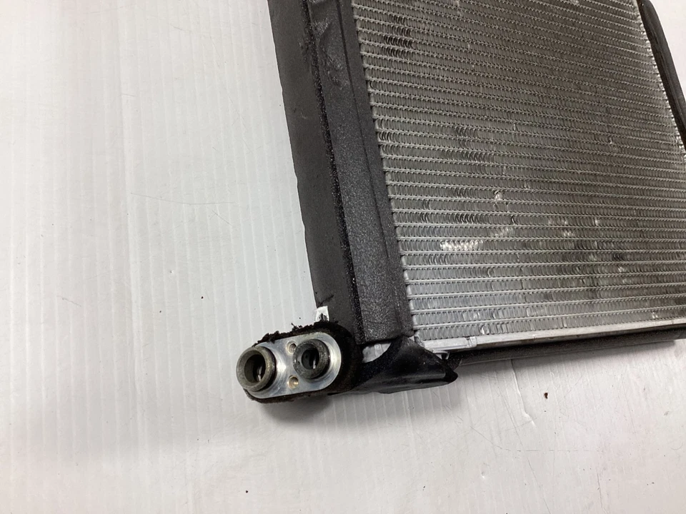 Núcleo evaporador de CA Toyota Corolla 2010-2015 con válvula de expansión OEM. Foto 4 de 4