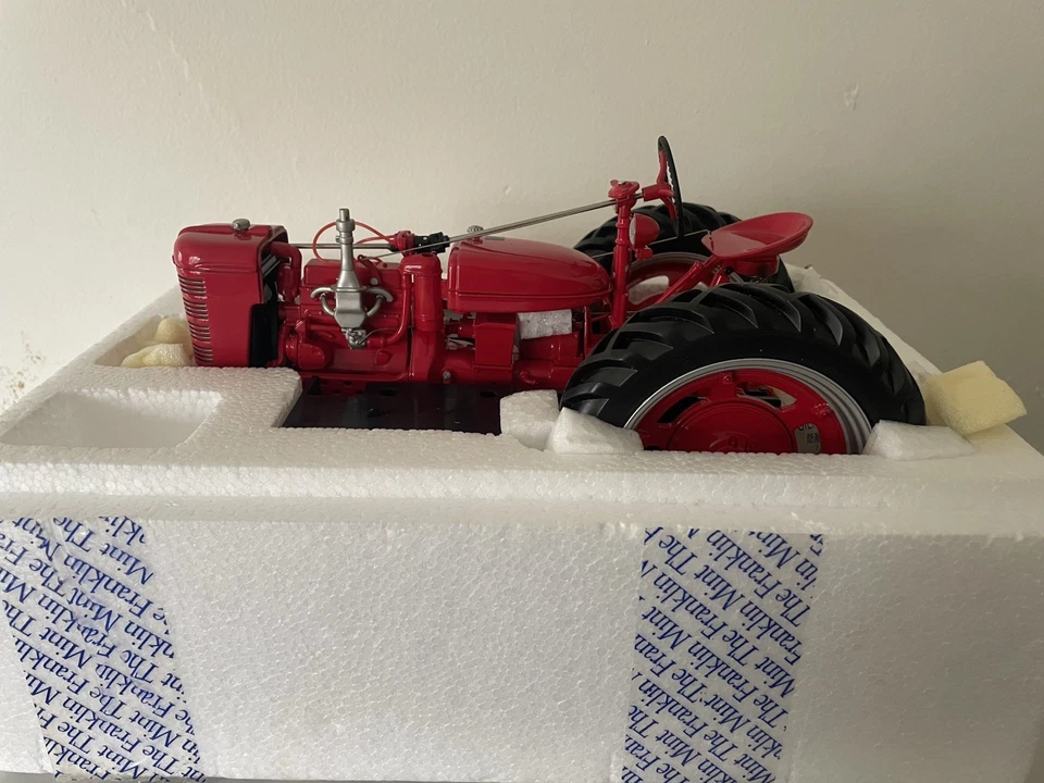 New Franklin Mint Farmall Tractor, Diecast Model H, 1:12 Scale, Red - Image 2 of 4