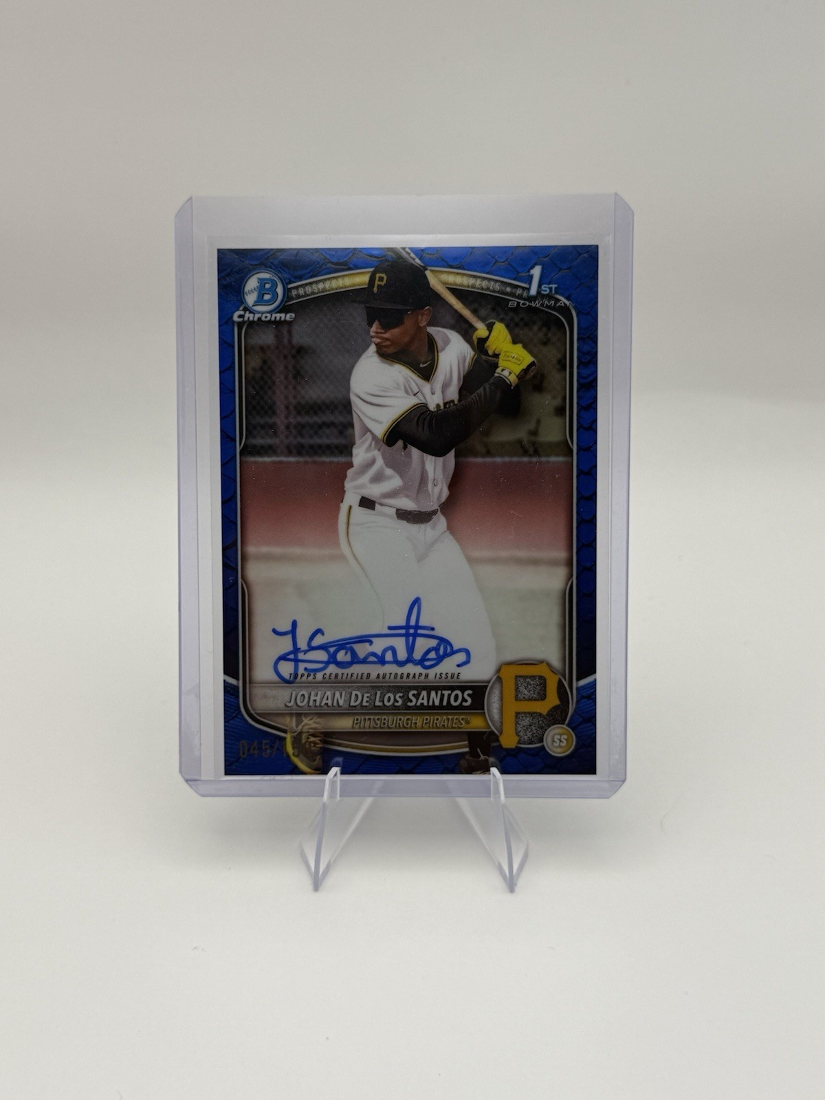 2025 BOWMAN CHROME 1ST BLUE REPTILIAN REFRACTOR JOHAN DE LOS SANTOS AUTO /150