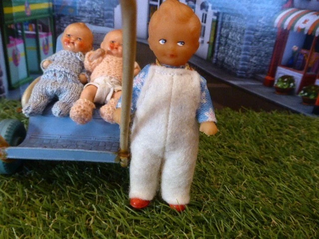 Petit lot ancien composé de 3 poupons allemands et d'une poussette en plastique - Photo 4/4