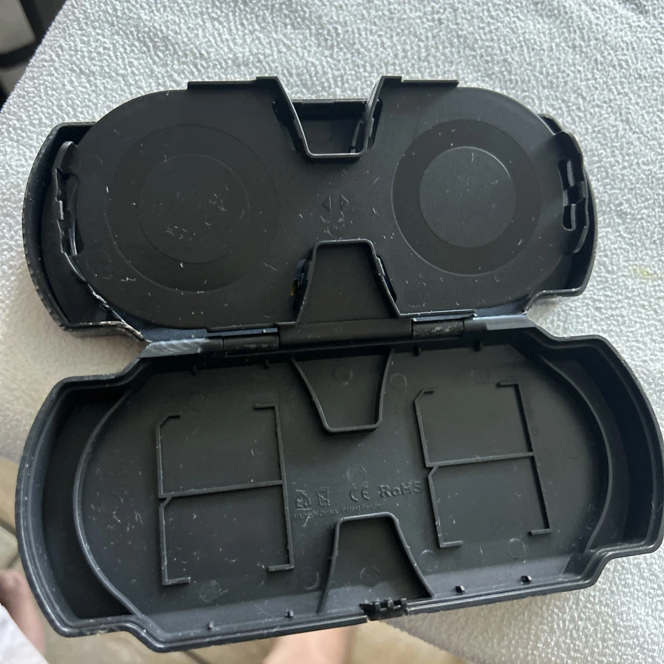 Estuche DreamGEAR PSP para 8 juegos y 8 tarjetas de memoria Foto 3 de 3