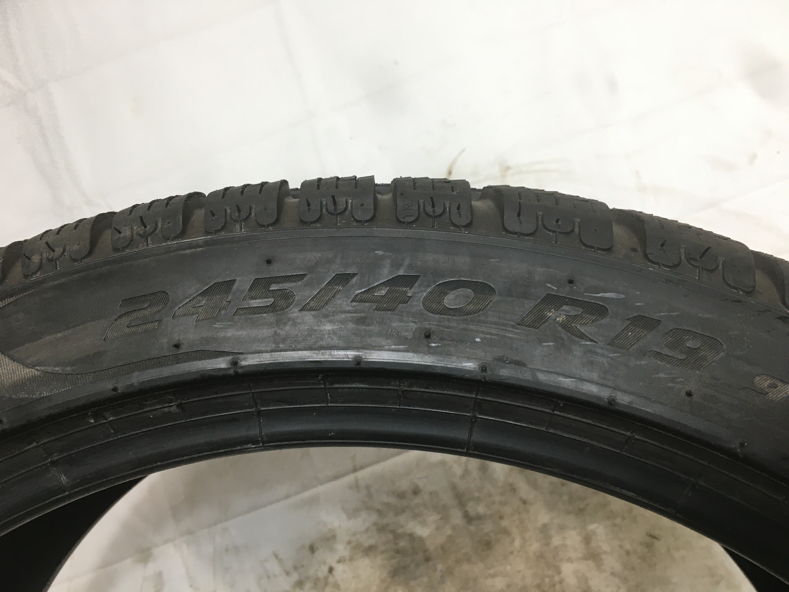 Pirelli P Zero Winter Run Flat P245/40R19 245 40 19 Tire 8.0-8.5/32 ...