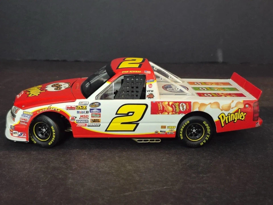AÇÃO RARA ASSINADA 2009 Ryan Newman #2 Pringles Nascar Super Caminhão Diecast em escala 1/24 - Imagem 4 de 4