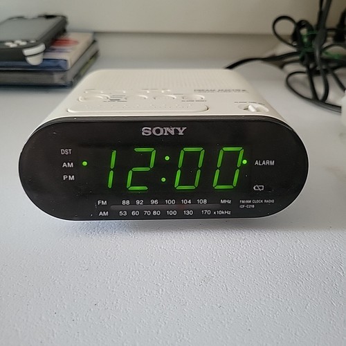 Sony ICF-C218 FM/AM Clock Radio Dream Machine w/ Auto Time Set White