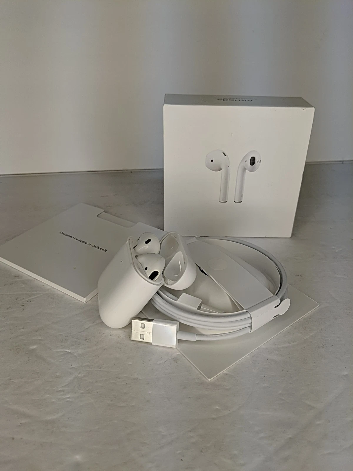 USED Apple AirPods charging Case Cord MRXJ2AM/A A2023 WHITE