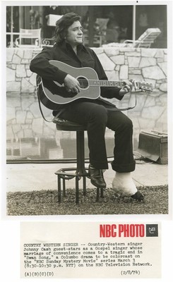 Johnny Cash mit Gitarre und Fußguss Vintage Country Musik Foto