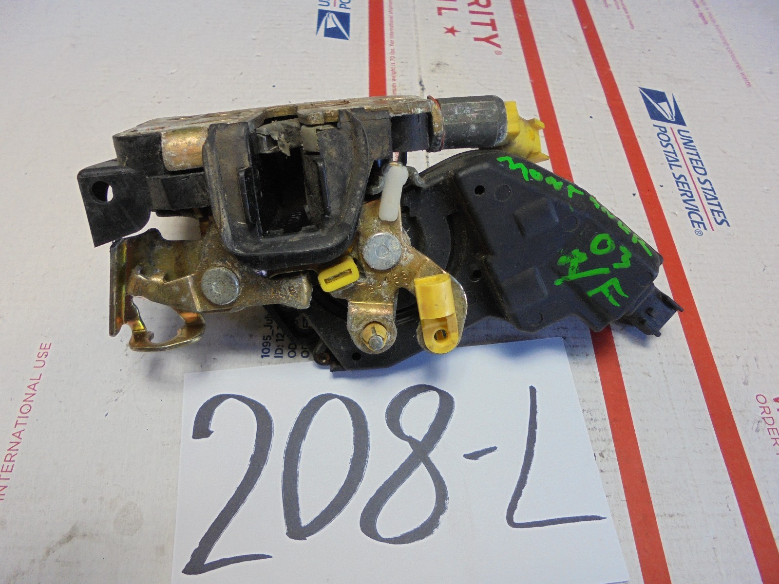 02 03 04 05 Mercury Mountaineer FRONT PASSENGER Side Door Latch Power Lock #208