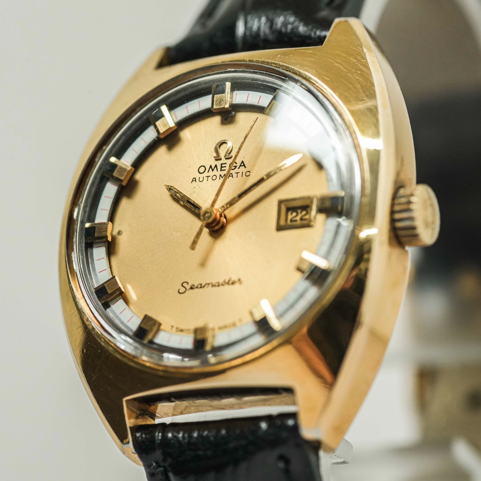 *NEAR OMEGA Seamaster Cal.684 Gold Date