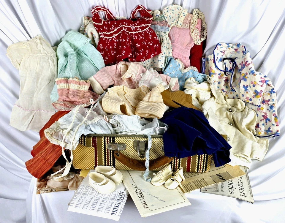 Antiguo armario para muñecas hecho a mano de los años 30-40 con maleta, zapatos Fairyland Foto 2 de 4