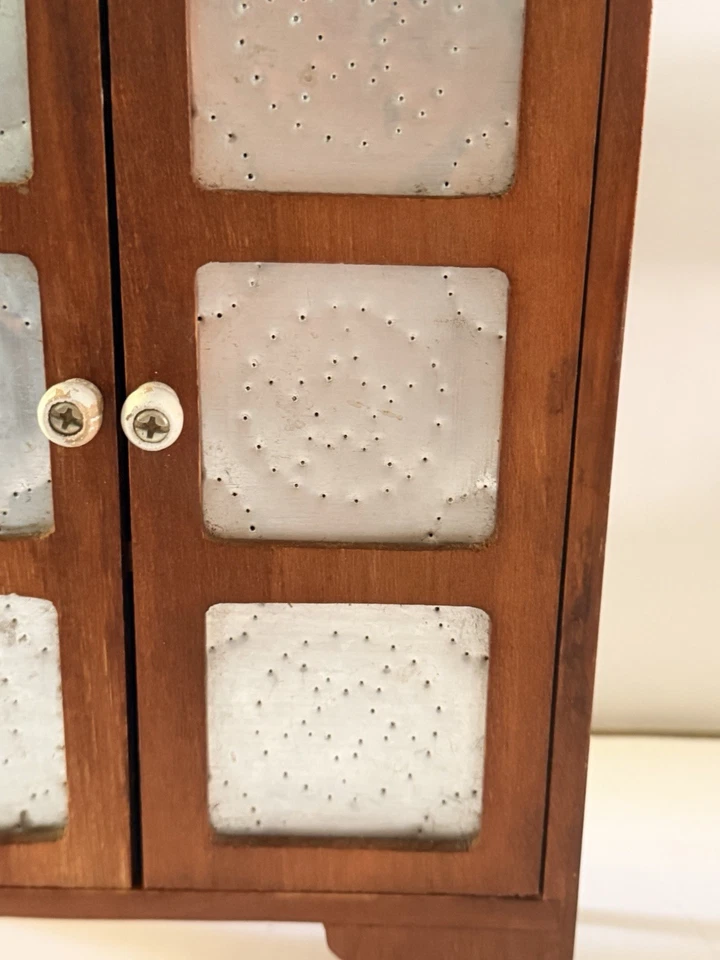 Mini armario de madera primitivo vintage para tartas armario perforador puertas de hojalata 11,5"" Foto 3 de 4