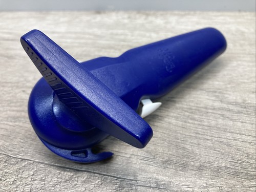Pampered Chef Smooth Edge Can Opener Blue - Limited Edition #2759