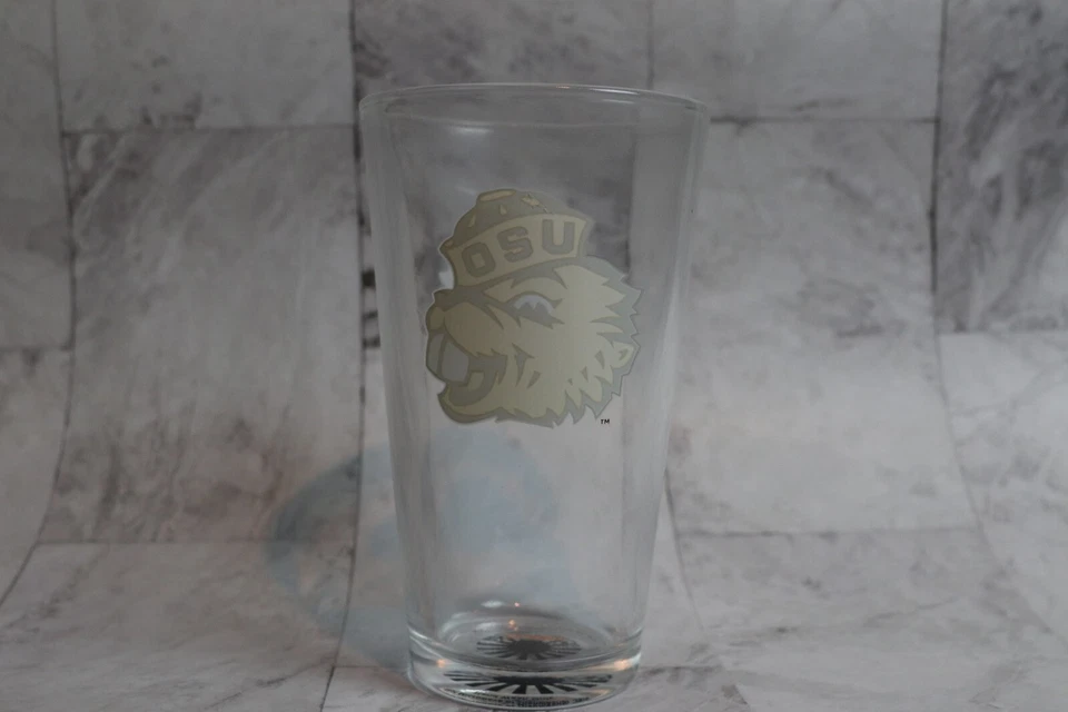 ¡Cambio de color! Vidrio de pinta con logotipo vintage de la Universidad Estatal de Oregón OSU Beavers Foto 2 de 4