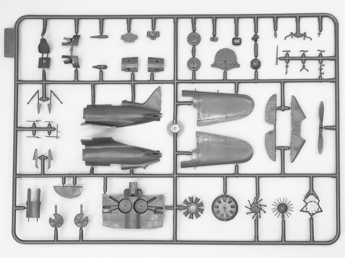 ICM 72073 I-16 type 18 WWII Soviet Fighter 1/72 Scale Model
