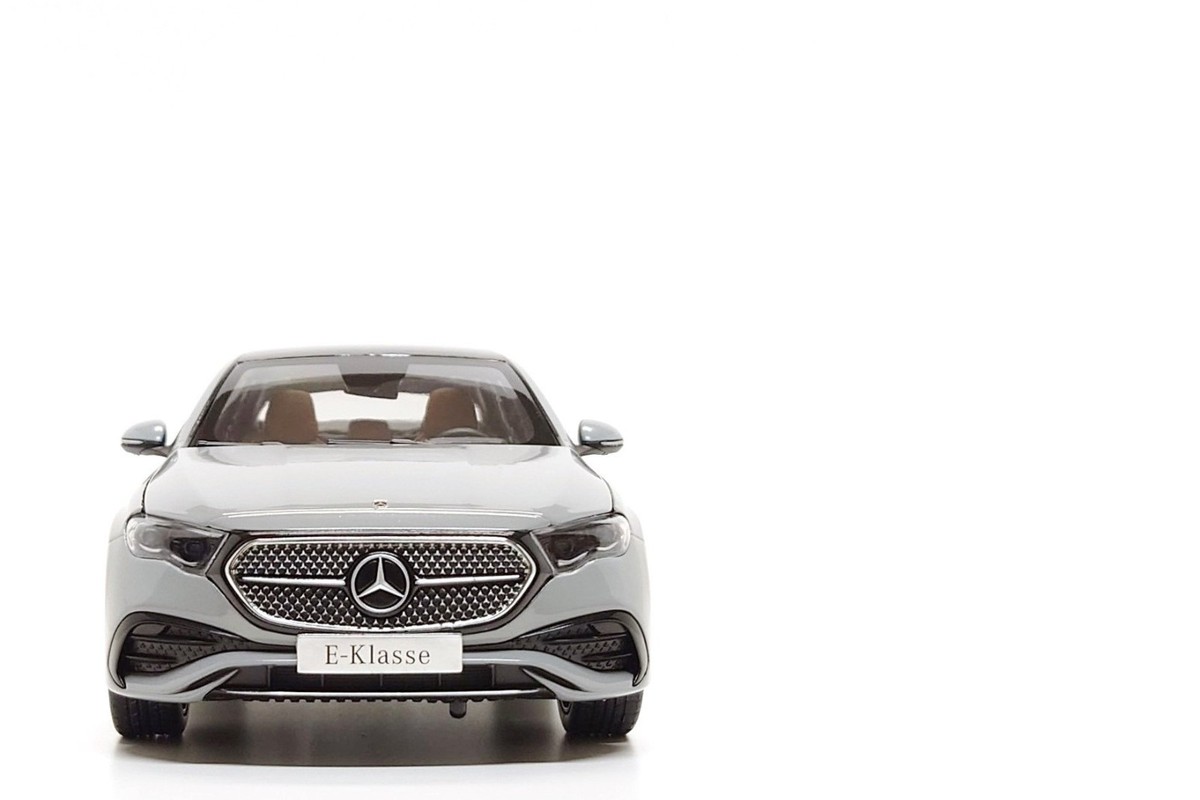 iScale 1:18 Mercedes-Benz E-Class (W214) AMG-Line in Alpine Grey