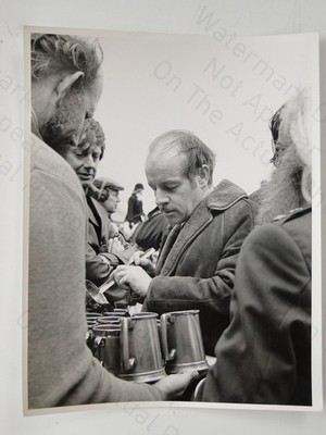 Autor Alistair MacLean Outdoor Event Krug Tassen um 1970 Vintage Foto