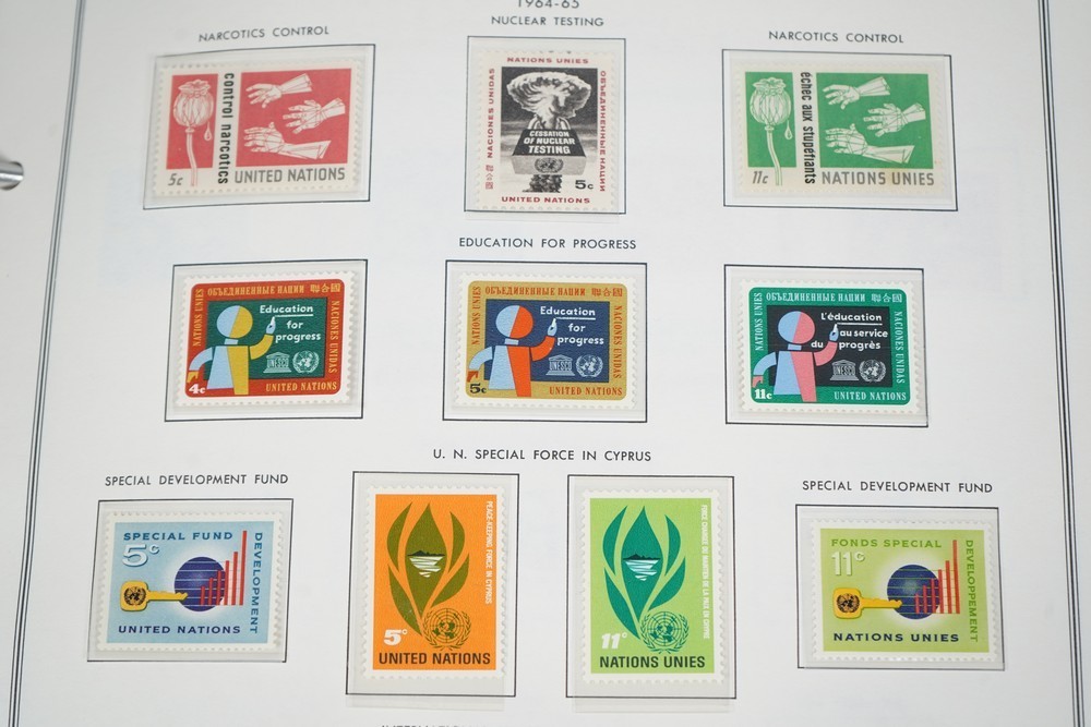 UN 1950s-1990s COLLECTION OF OVER 500 STAMPS ALL MINT STORED IN HARRIS ALBUM