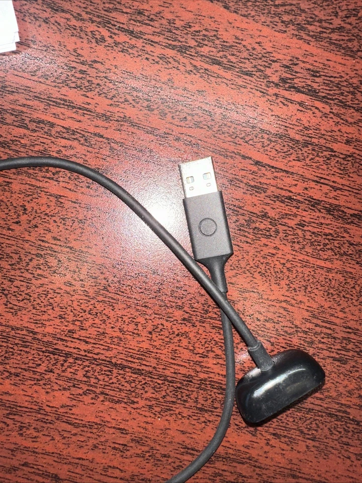 Fitbit Luxe Charging Cable - Black (FB180RCC) - Image 4 of 4