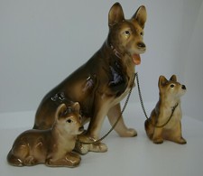 CANE PASTORE IN PORCELLANA CON 2 CUCCIOLI ANNI 60/70 DIPINTI A MANO