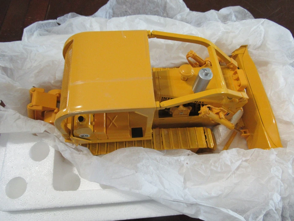 FIRST GEAR 1/25 CONSTRUCTION PIONEERS IH TD-25 CRAWLER W/SWEEP ROPS/WINCH - MIB - Image 3 of 4