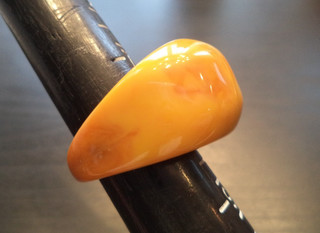 STUNNING VINTAGE ESTATE CHUNKY BUTTERSCOTCH BAKELITE SZ 8 RING! G43316