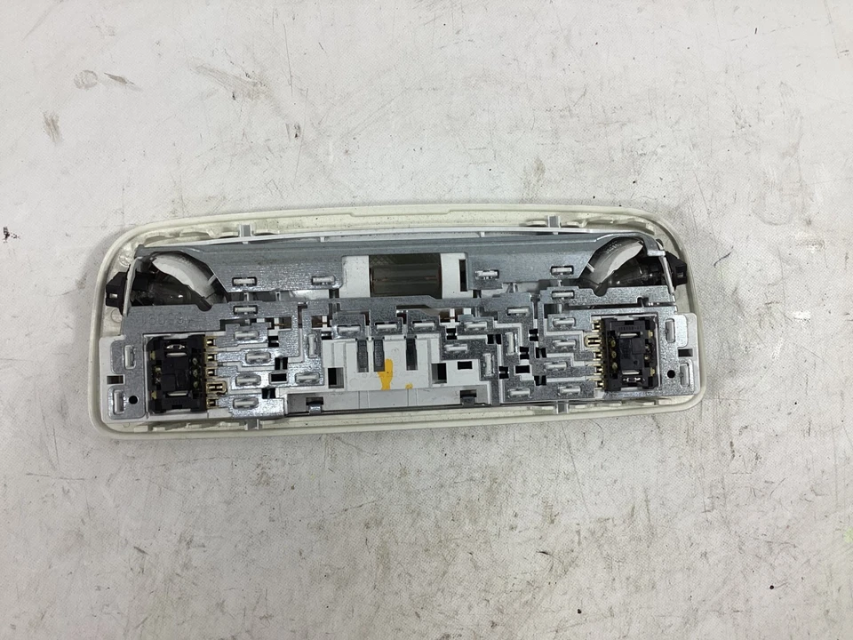 Luz de techo interior trasero Mercedes Benz C300 2010-2013 A2048204901 OEM. Foto 2 de 4