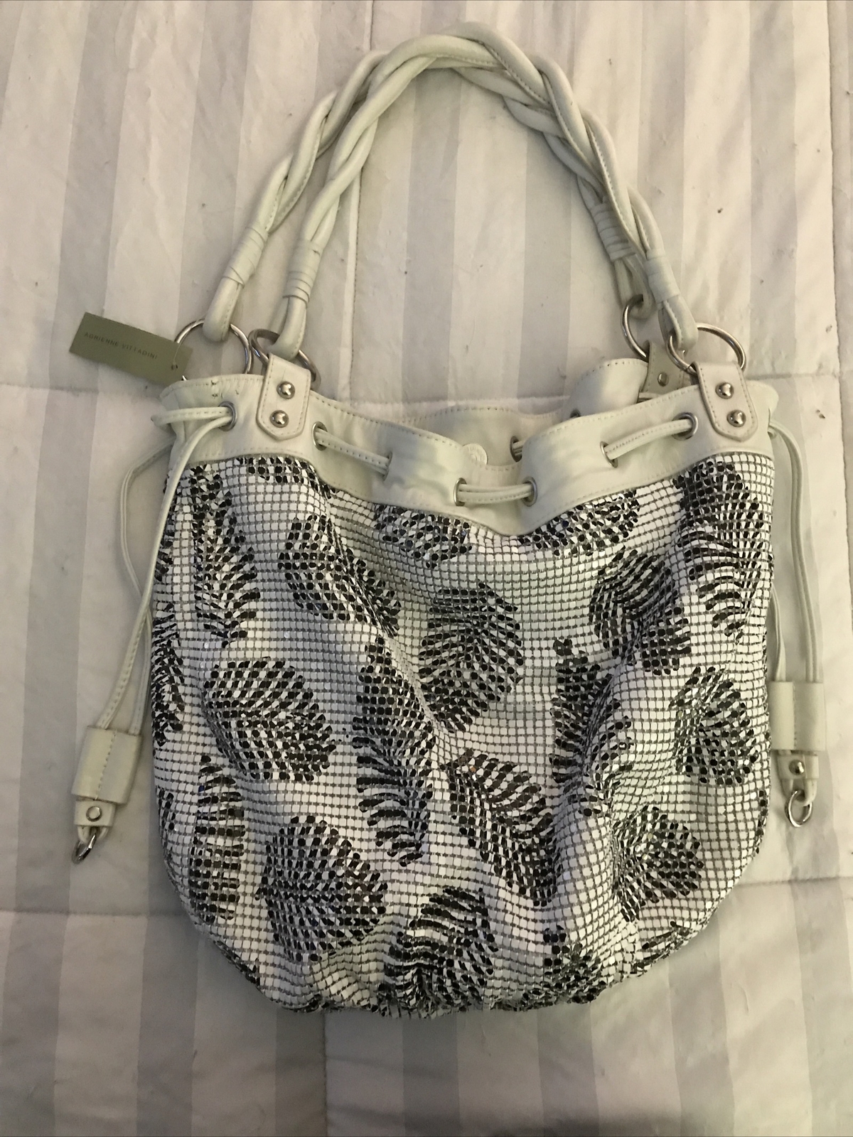 Durable and Stylish Tote Bag for Everyday Use-image