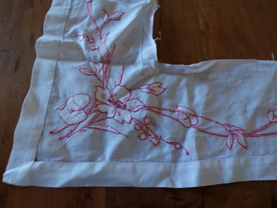 Linge ancien Tour de nappe en lin brodé de fleurs rouges ( ref 34 ) - Photo 3/4