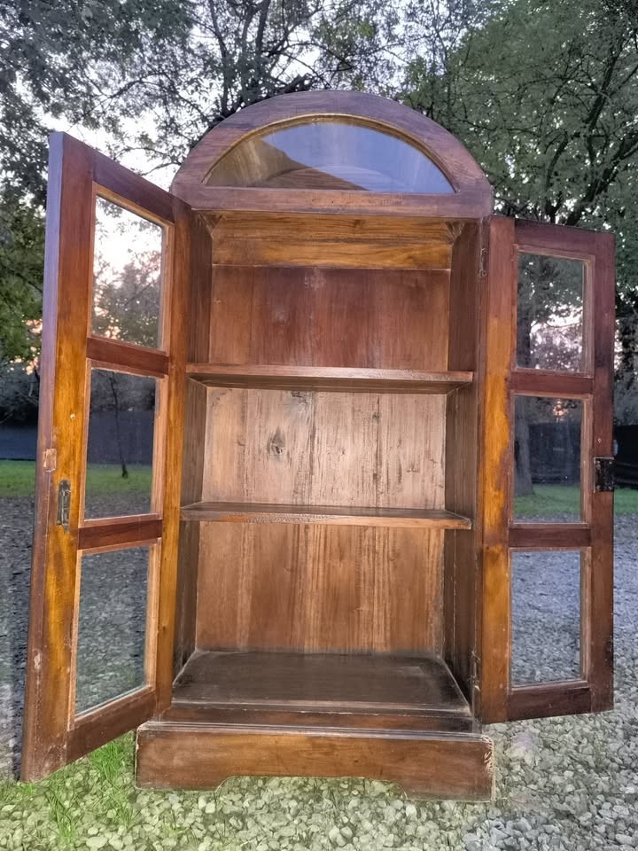 mobile soggiorno vetrinetta in legno con cimasa ad arco.