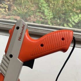 NINTENDO NES ZAPPER LIGHT GUN CONTROLLER ORANGE OFFICIAL OEM NES-005