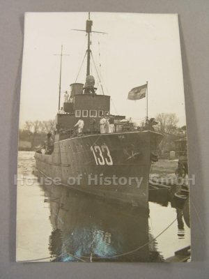 115147, Foto Torpedoboot 133 (M 133), am Bug mit Gösch, EK-Flagge