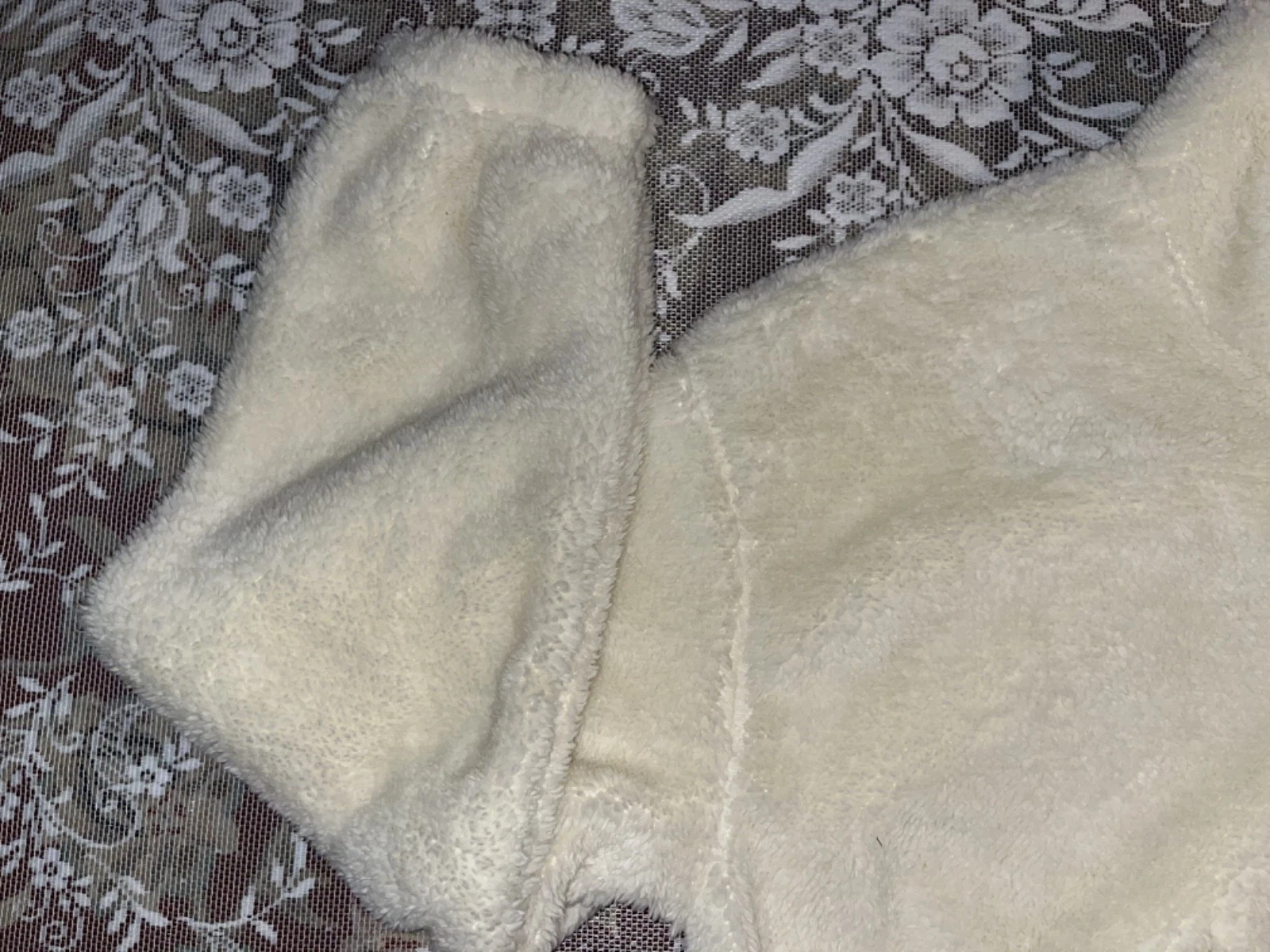 OFF WHITE Felpa maglione nuovo senza etichette senza marchio Fuzzy morbida cropped dice 'Baby Girl' mezza zip L