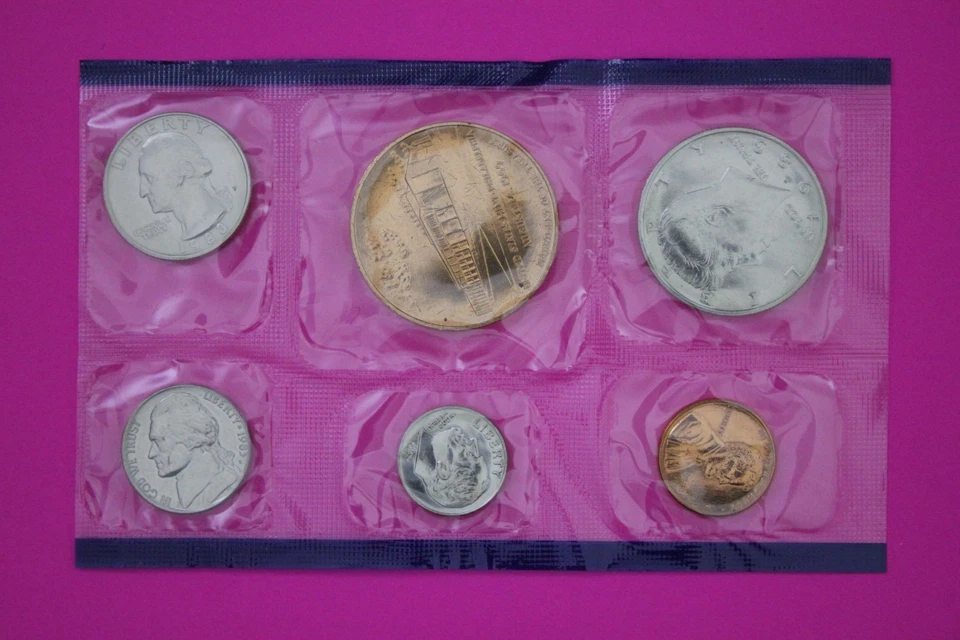 1983 Denver US Souvenir Mint Set 5 Uncirculated Coins Guaranteed Authentic 9047 - Image 3 of 4