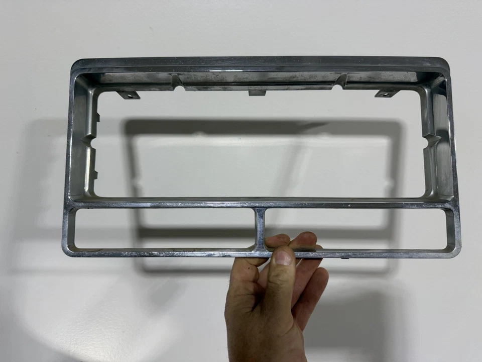 Cadillac Eldorado 1979-1985 faro bisel puerta OEM GM 16500582 Foto 2 de 4