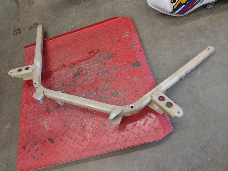 2008 Can am outlander 650 front fender bracket - Image 1 of 1