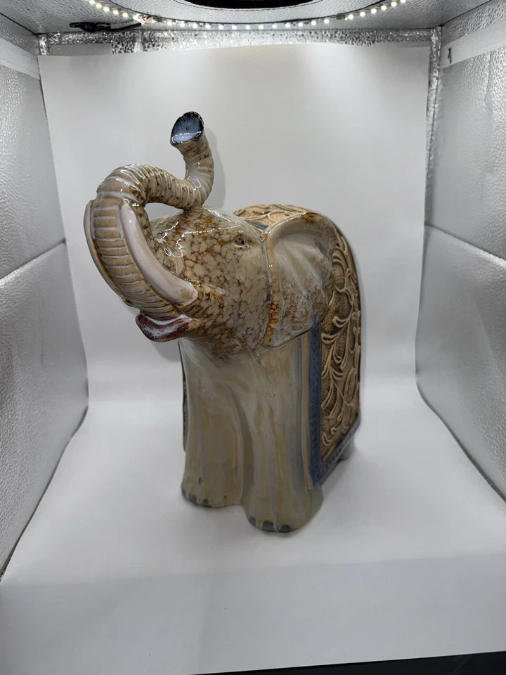 Disfraz Elefante Cerámica Marrón Azul Brillo Esmalte Elevado 7.5"x 6.5 Estante Estatuilla Foto 3 de 4