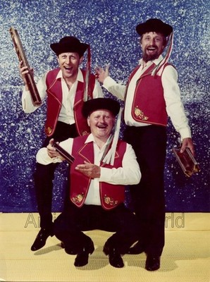 Mundharmonika Trio Band in lustigen Kostümen mit Musikinstrumenten Vintage Foto Germany