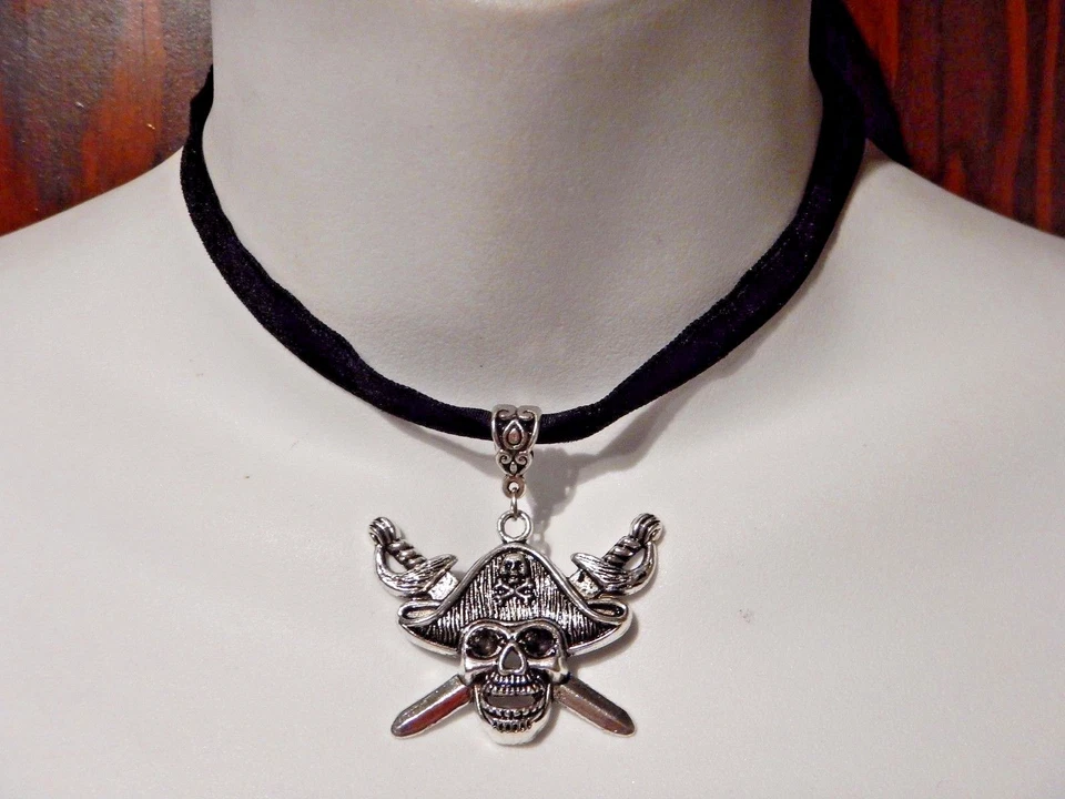 BLACK VELVET PIRATE SKULL CHOKER gothic silver jolly roger buccaneer necklace J5 Foto 2 de 3