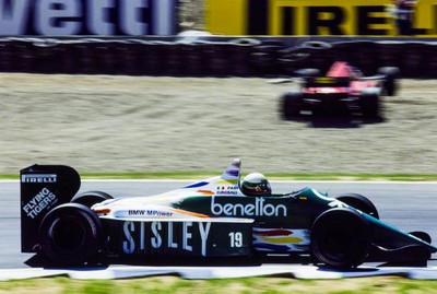 Teo Fabi Benetton B186 BMW passes a crashed Ferrari F1 86 Spanish - Old Photo