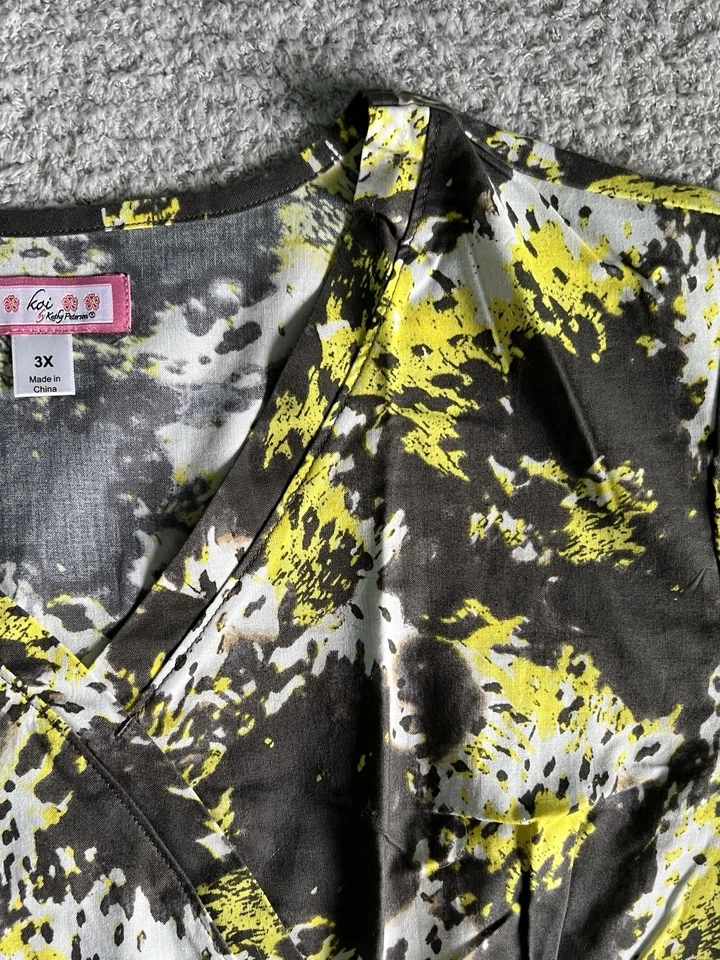 Koi Scrub Top Women’s Sz 3X Gray Splash Animal Print Nursing Medical Kathy - Image 4 of 4