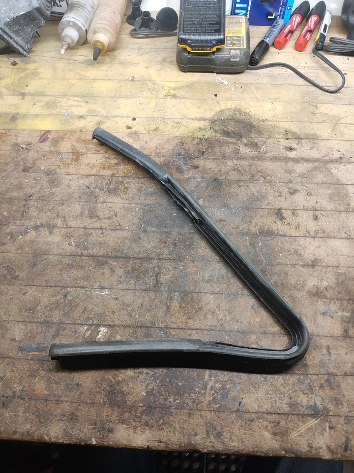 Ford Customline 1952-1954 sedán ventana de ventilación lado del pasajero, derecha Foto 2 de 2