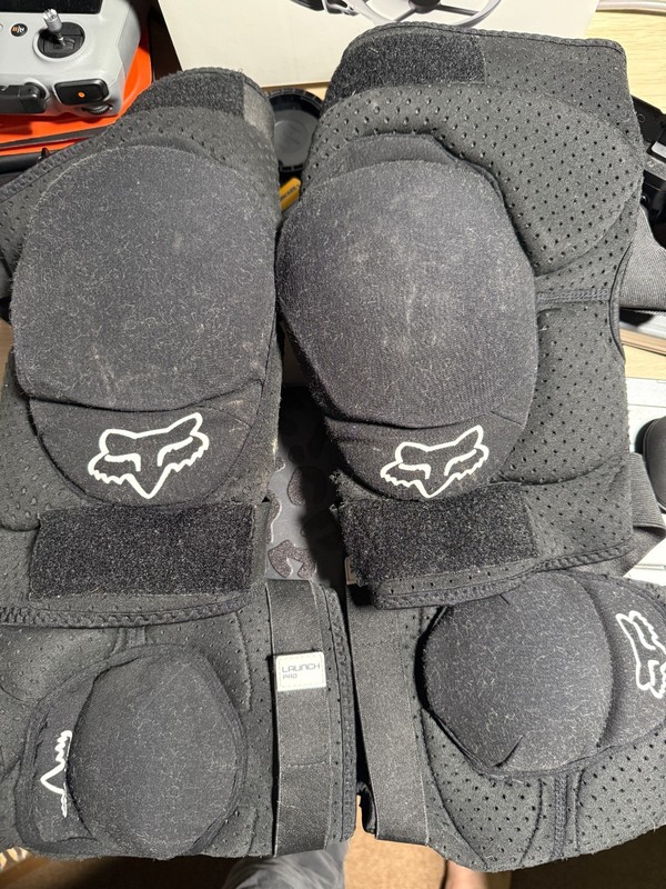 Fox Launch Pro Knee Pads L/XLand elbow pads L good condition not much use