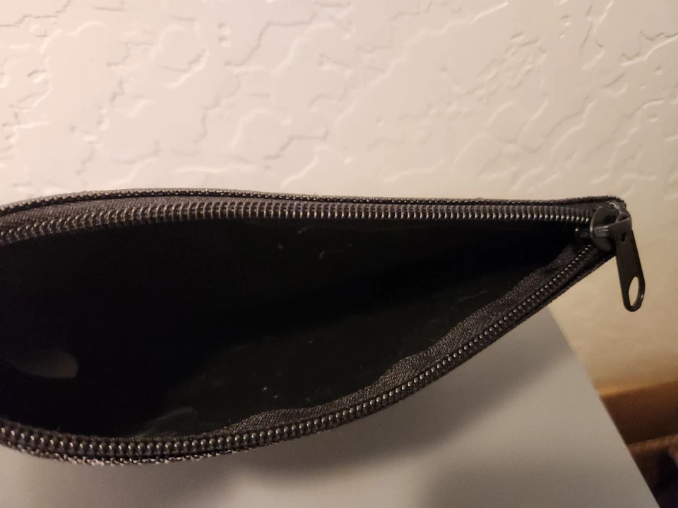 Bolsa de cosméticos rosa muy apreciada con letras blancas Foto 2 de 4