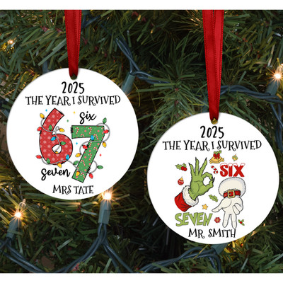 Personalisierte Teacher I Survived 6 7 Kugeln Six Seven Design | Weihnachtsschmuck