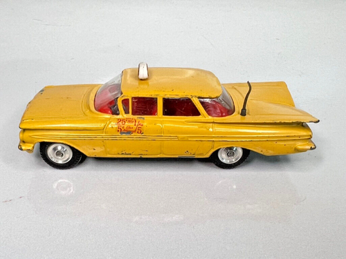 Corgi Toys No. 221 Chevrolet Impala Taxi Cab - Spun Hubs - Picture 7 of 9