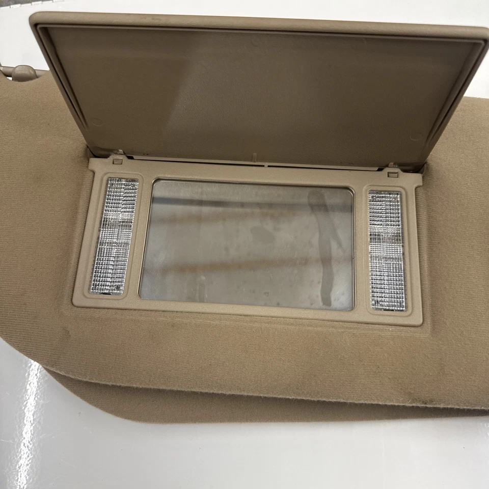 Оригинальный желтовато-коричневый правосторонний солнцезащитный козырек с подсветкой зеркала для Ford F250 F350 2002–2007 годов выпуска - Изображение 4 из 4